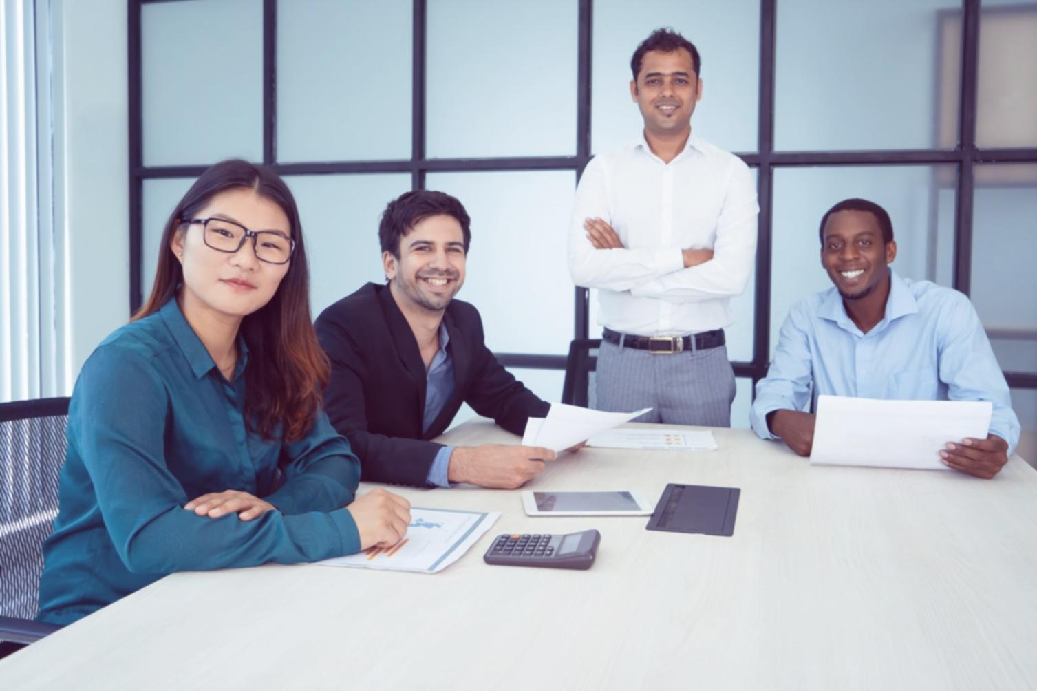 Espace de travail collaboratif où naissent les solutions financières